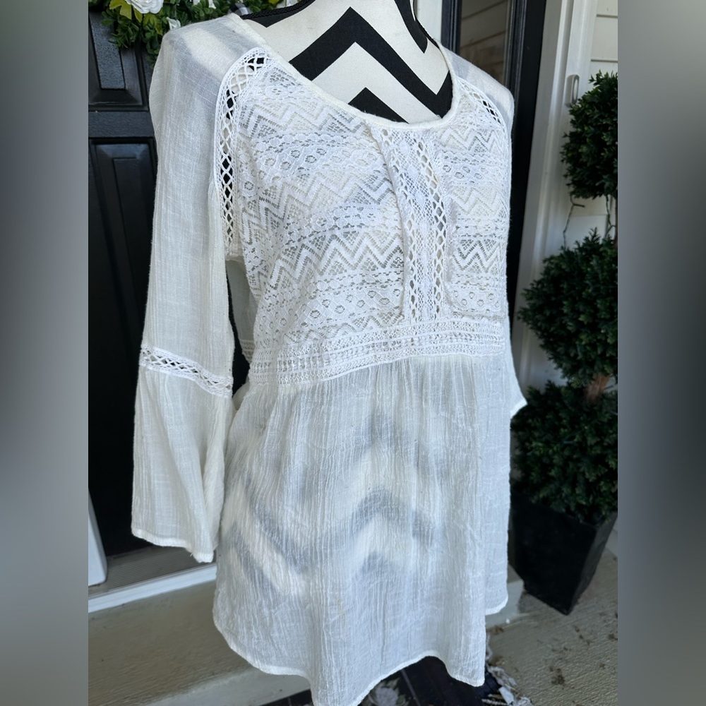 SALE!!! Cute & flowy lace ivory casual top Size M